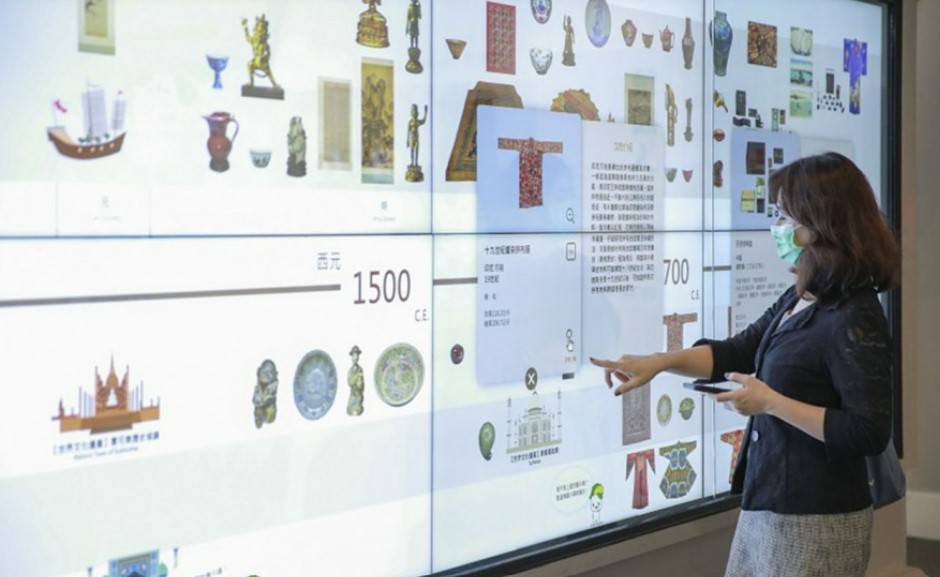 故宮南院推出「亞洲藝術互動年表」，在互動螢幕上呈現超過3,000年的精選歷史文物，讓民眾能手動點擊觀賞。（圖片提供：國立故宮博物院南部院區）