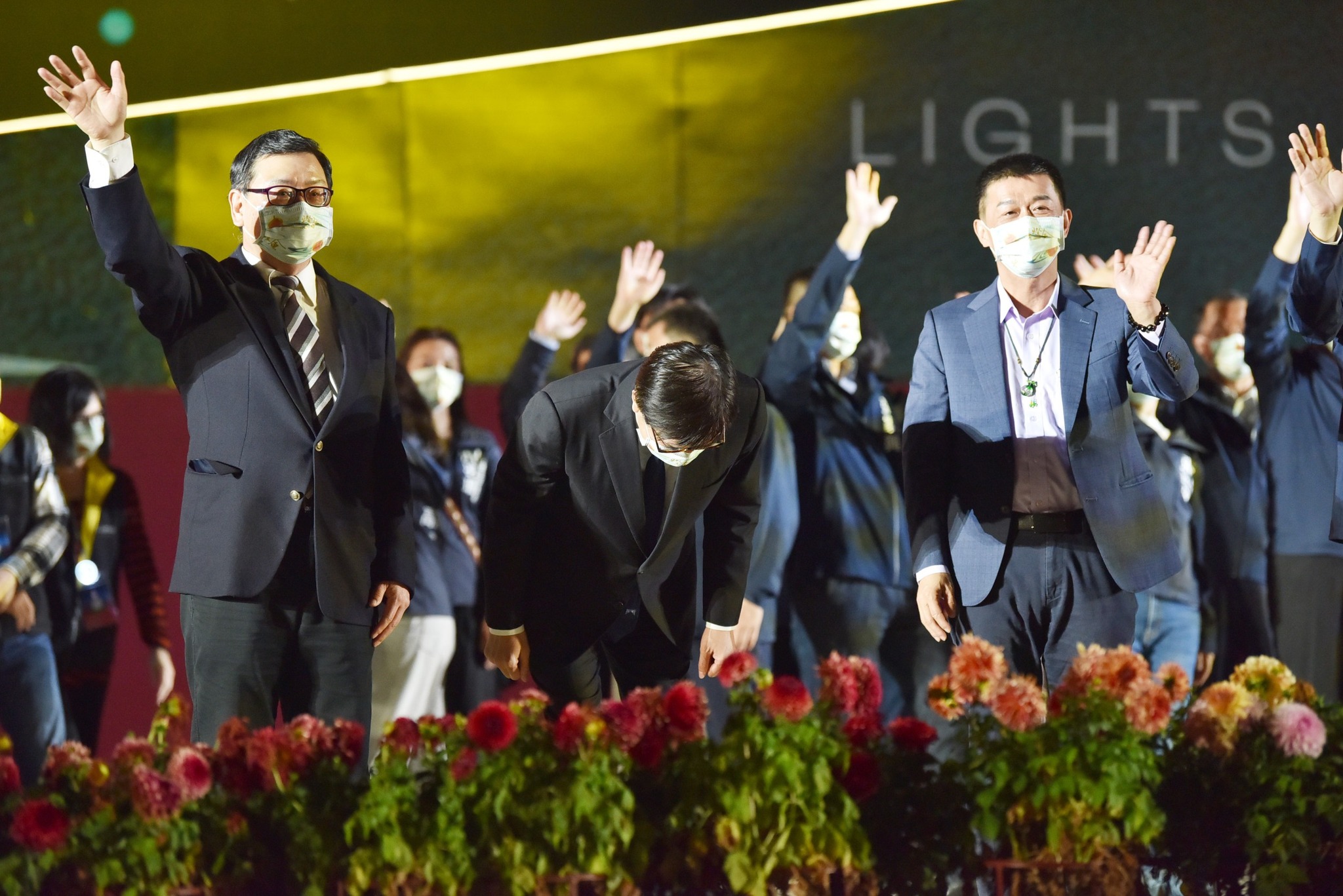 高雄市政府團隊於「2022台灣燈會閉幕儀式」感謝合力成就美麗的大家。（圖片提供：高雄市政府）