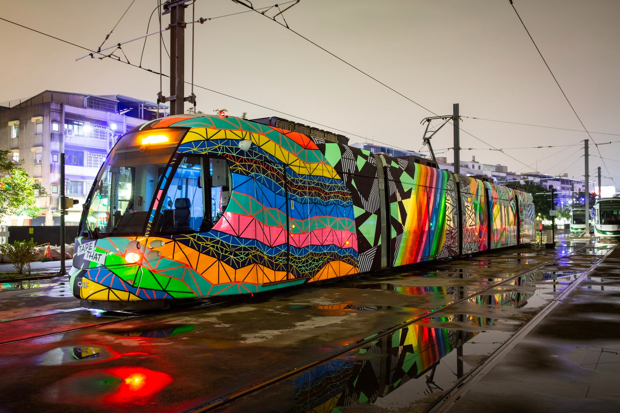 德國柏林藝術團隊TAPE THAT將高雄輕軌改造為專屬於台灣的《 微光流動 》膠帶列車，獲得「2022美國謬思設計大獎 MUSE Awards」的Silver Winner 銀獎殊榮​。（圖片提供：高雄市政府）