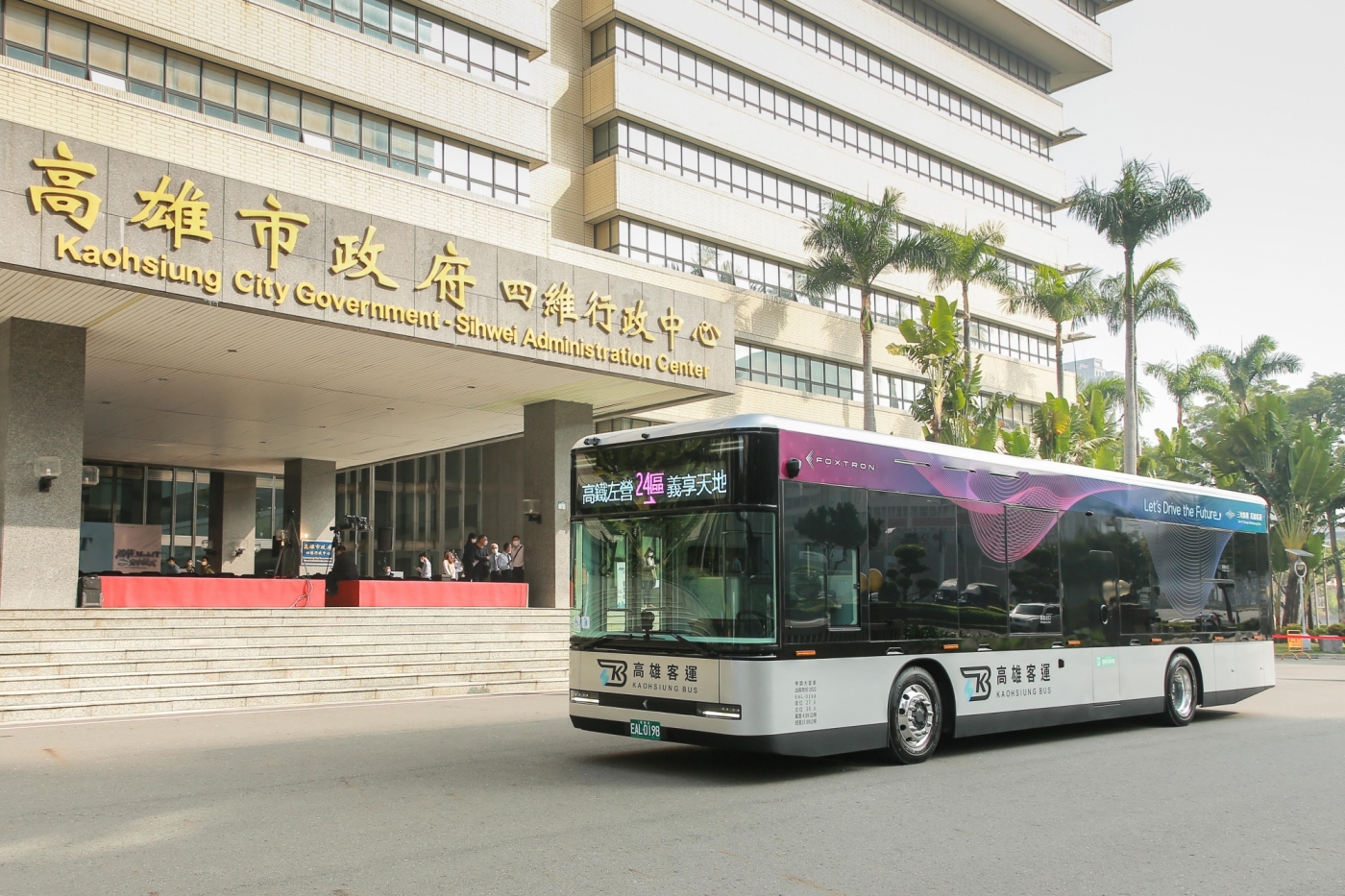 鴻海電動巴士MODEL T高雄上路，豪言「拿下國內50%市佔」怎麼做到？