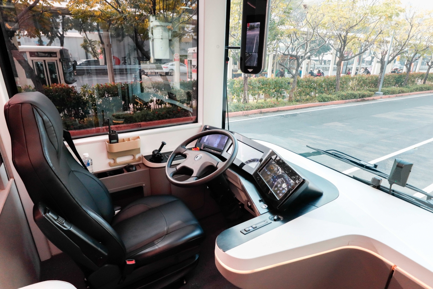 鴻海電動巴士MODEL T全車採對稱、簡約風格造型設計，並領全台之先搭載內輪差警示系統。