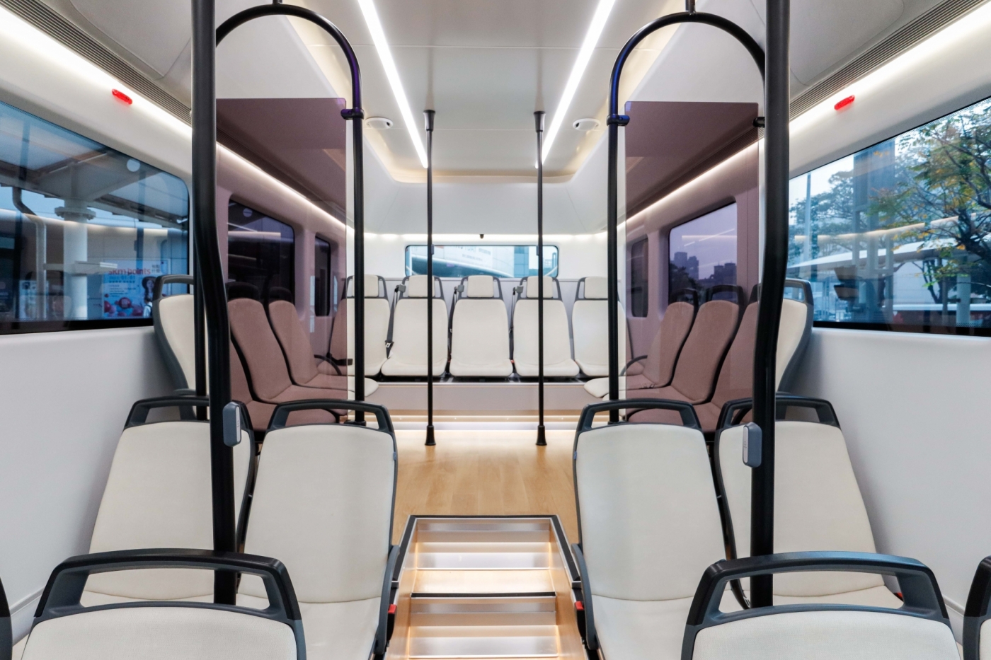 鴻海電動巴士MODEL T搭載300度車用電池，並提供客製化內裝。