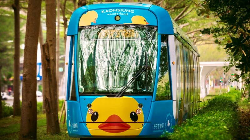 觀光局攜手高雄捷運公司推出期間限定的「小鴨輕軌列車」。（圖片提供：美麗佳人）