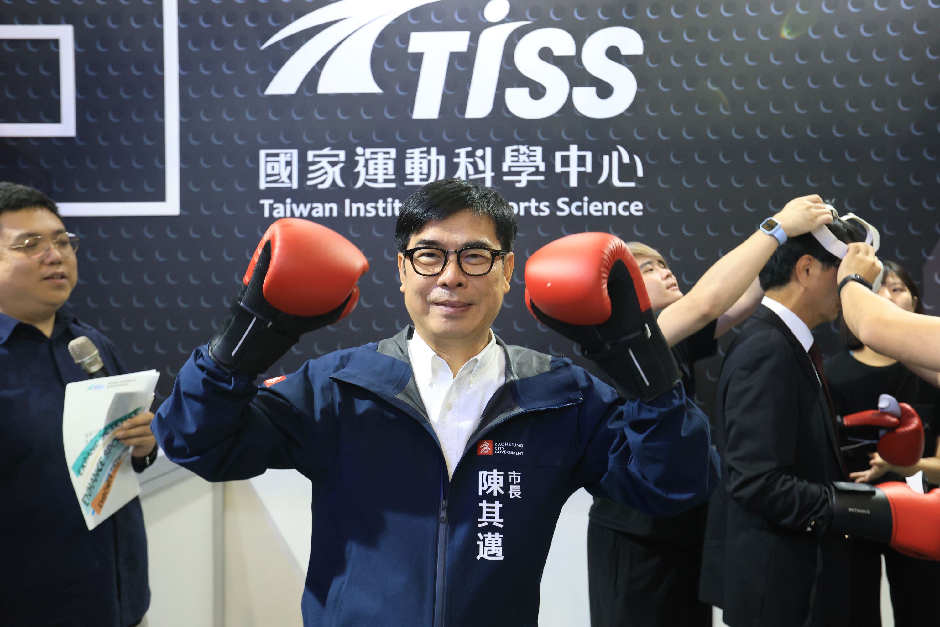 高雄市長陳其邁帶起拳擊手套體驗國家運動科學中心研發的移動式拳擊訓練系統「易動拳靶」，目前已運用在國家訓練上。（圖片提供：高雄市政府）