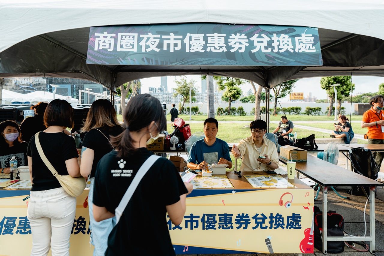 配合市府演唱會經濟，首次在活動現場發放商圈夜市優惠券。（圖片提供：高雄市政府全球資訊網）