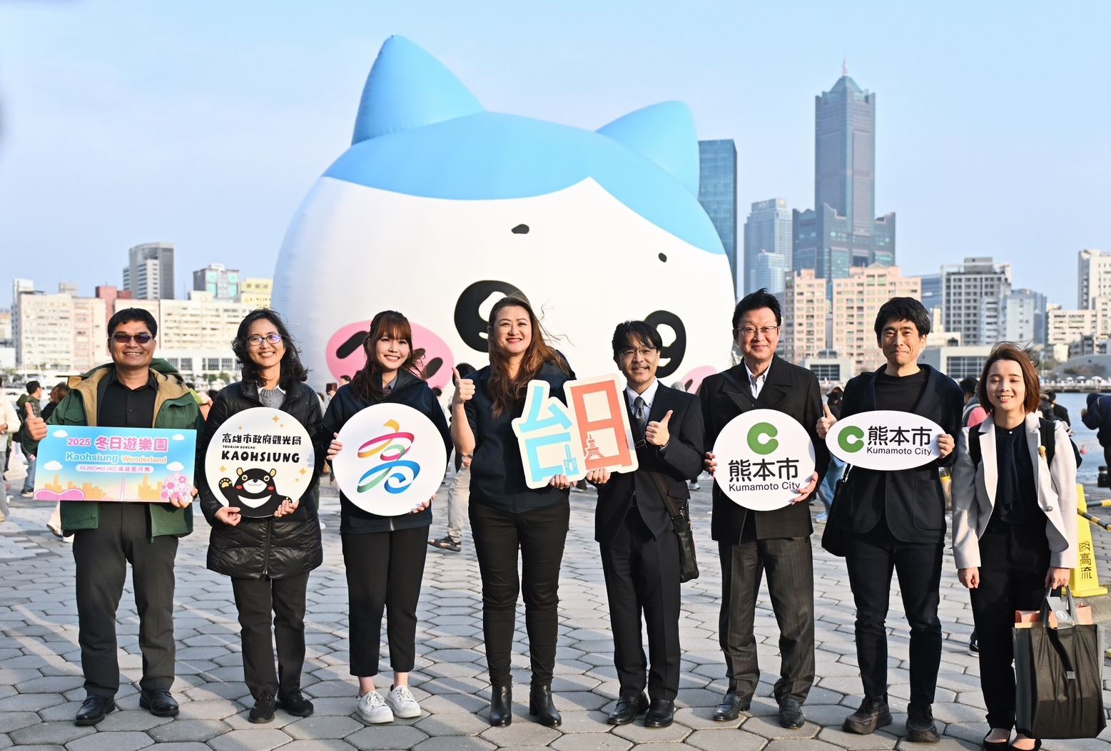 高雄友好城市熊本市政策局長三島健一率團搭乘「熊本-高雄」首班復航班機抵高，參與高雄燈會冬日遊樂園活動並拜會市府，高人氣的熊本城迎賓武將隊亦受邀與民眾互動演出。（圖片提供：高雄市政府）